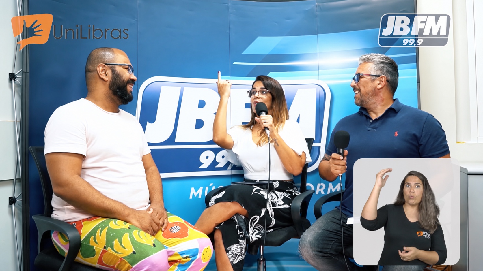 Entrevista em estúdio de rádio com janela de Libras produzida pela UniLibras